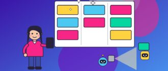 Девушка с планшетом стоит перед доской с карточками задач, роботы-помощники передвигают карточки и несут прожектор